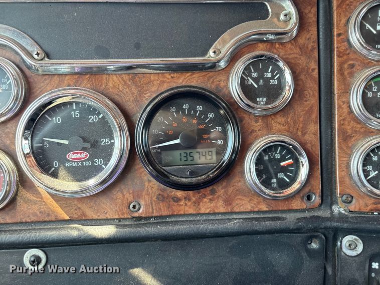 image for item EM0523 2001 Peterbilt 379 semi truck