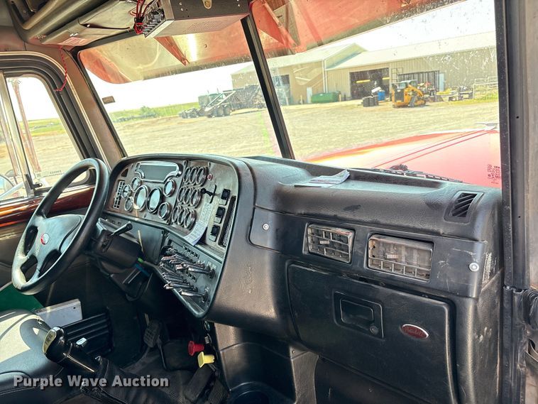 image for item EM0523 2001 Peterbilt 379 semi truck