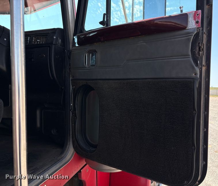 image for item EM0523 2001 Peterbilt 379 semi truck