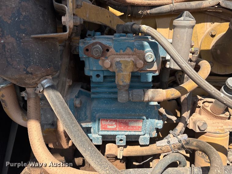 image for item EM0523 2001 Peterbilt 379 semi truck