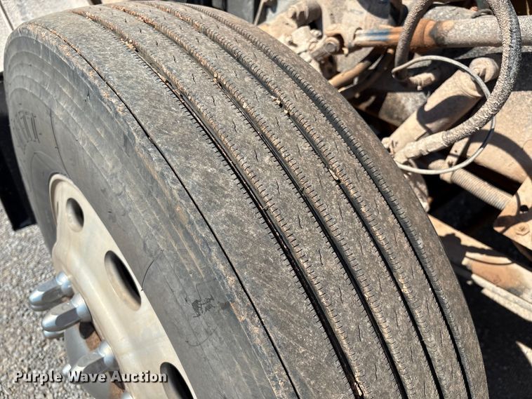 image for item EM0523 2001 Peterbilt 379 semi truck