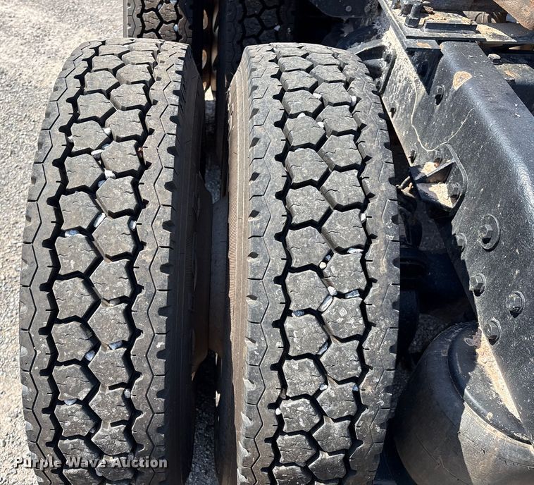 image for item EM0523 2001 Peterbilt 379 semi truck