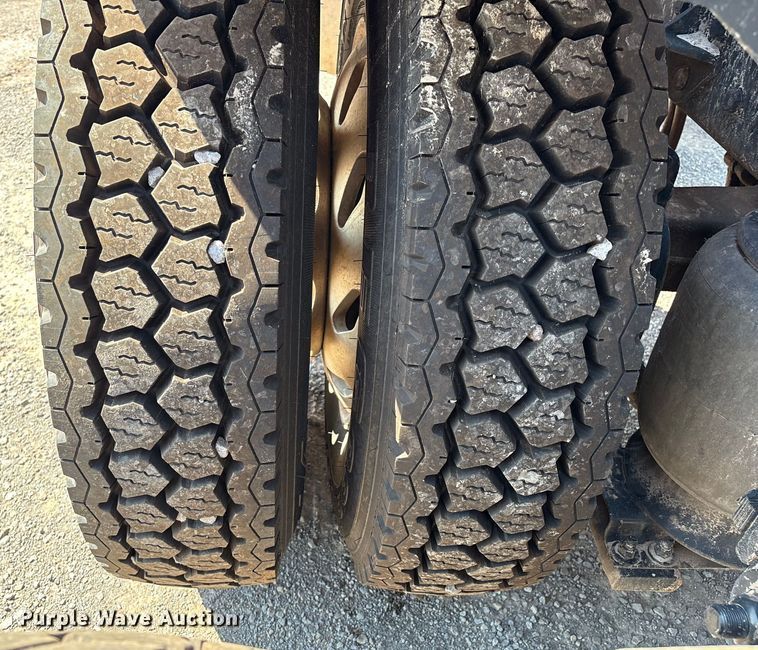 image for item EM0523 2001 Peterbilt 379 semi truck