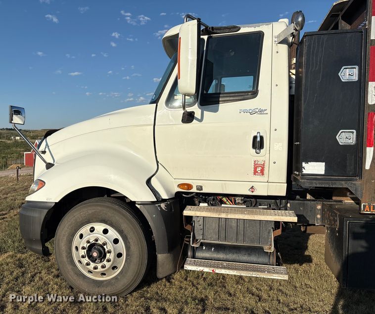 image for item EM0524 2009 International Pro Star flatbed truck