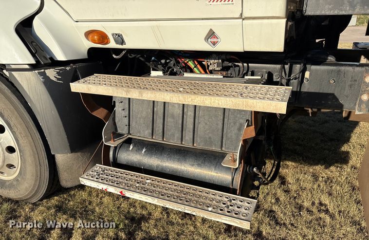 image for item EM0524 2009 International Pro Star flatbed truck