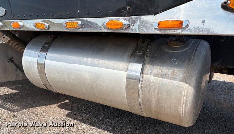 image for item EM0537 2006 Peterbilt 379 semi truck