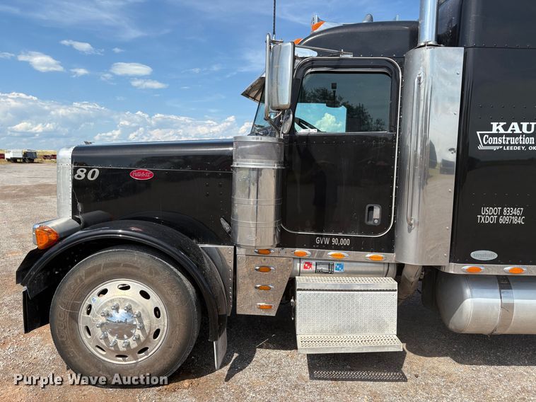 image for item EM0537 2006 Peterbilt 379 semi truck