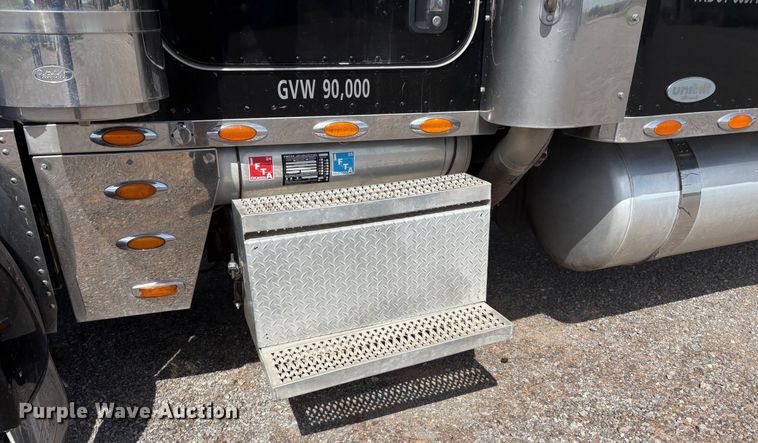 image for item EM0537 2006 Peterbilt 379 semi truck