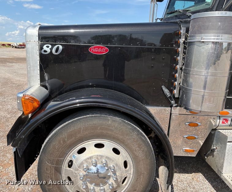 image for item EM0537 2006 Peterbilt 379 semi truck