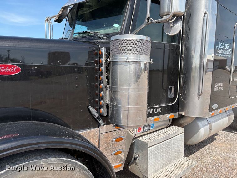 image for item EM0537 2006 Peterbilt 379 semi truck