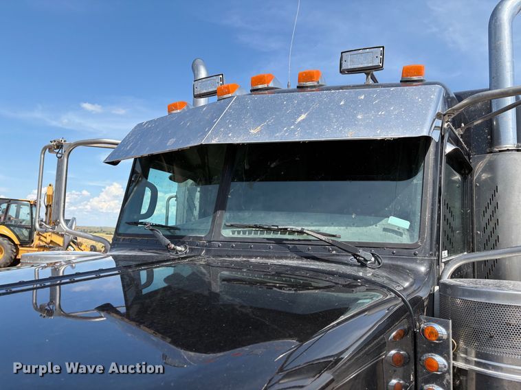 image for item EM0537 2006 Peterbilt 379 semi truck