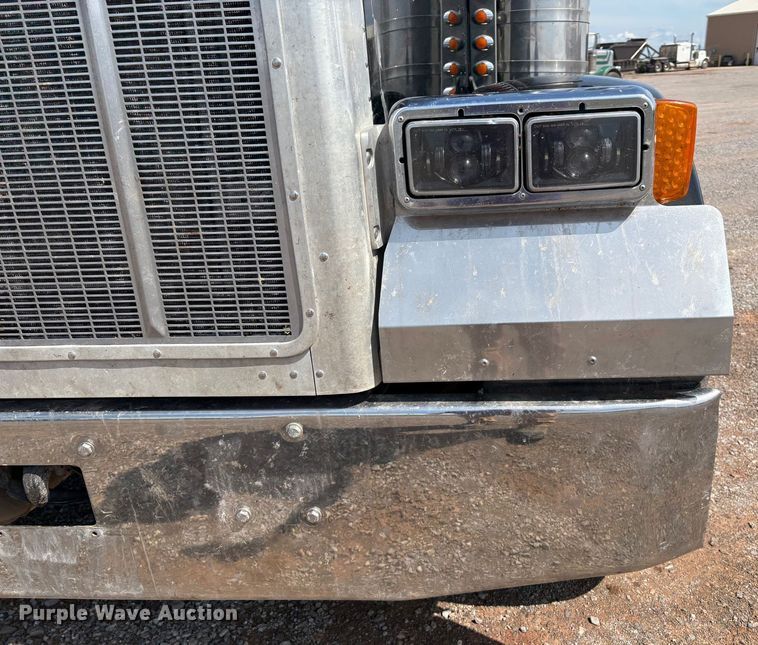 image for item EM0537 2006 Peterbilt 379 semi truck