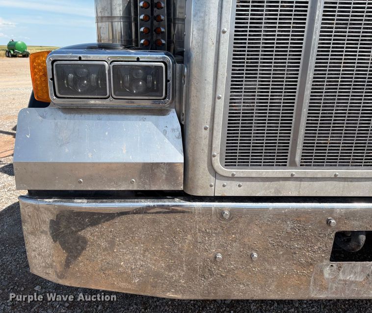 image for item EM0537 2006 Peterbilt 379 semi truck