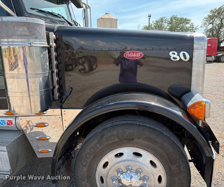 image for item EM0537 2006 Peterbilt 379 semi truck