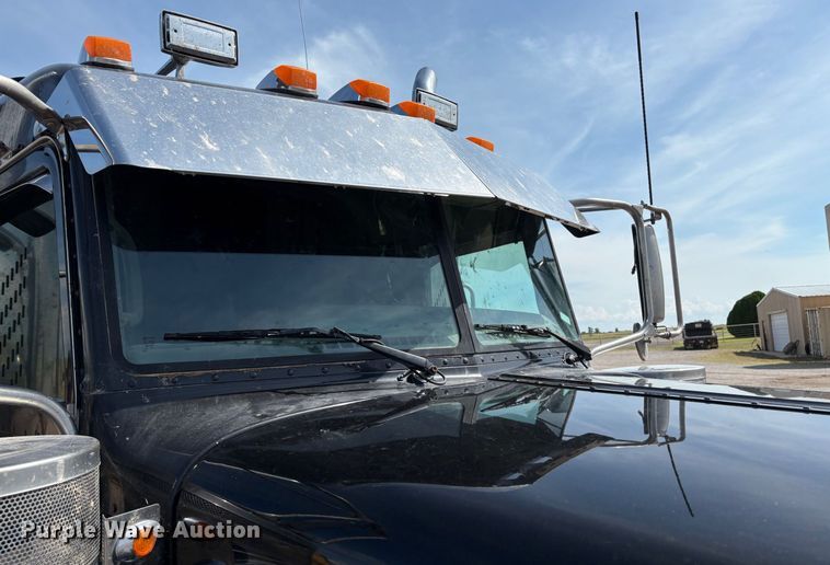 image for item EM0537 2006 Peterbilt 379 semi truck