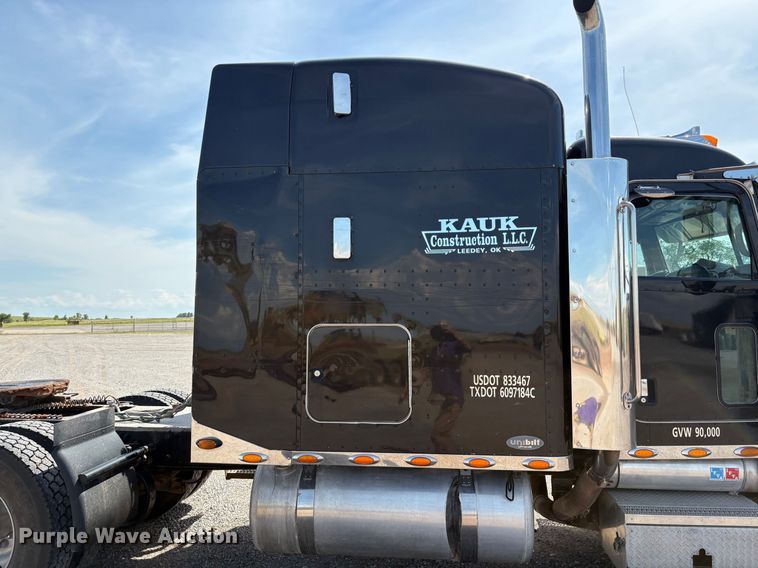 image for item EM0537 2006 Peterbilt 379 semi truck