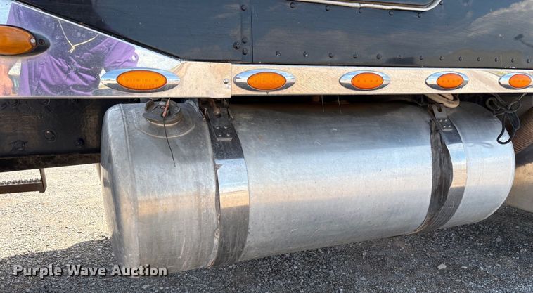 image for item EM0537 2006 Peterbilt 379 semi truck