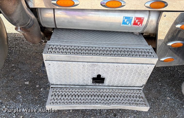 image for item EM0537 2006 Peterbilt 379 semi truck