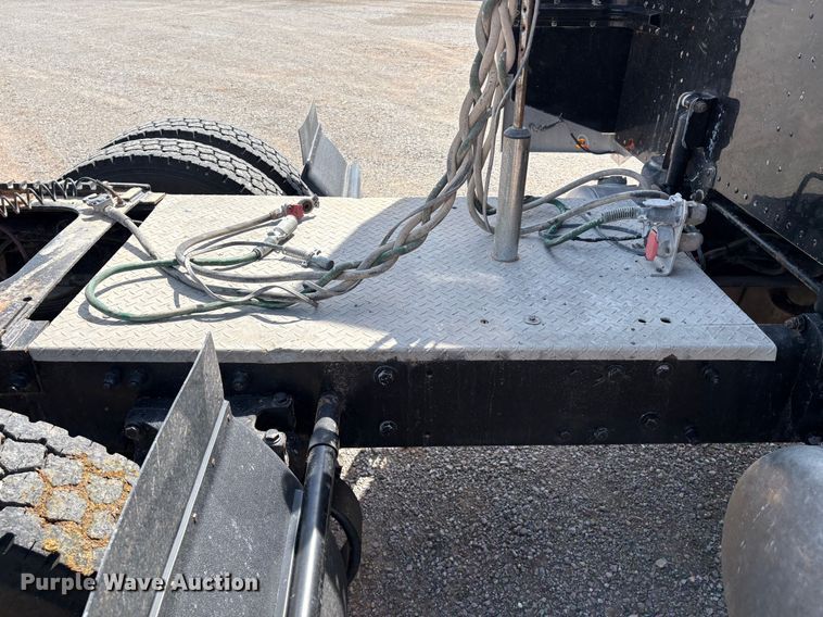 image for item EM0537 2006 Peterbilt 379 semi truck