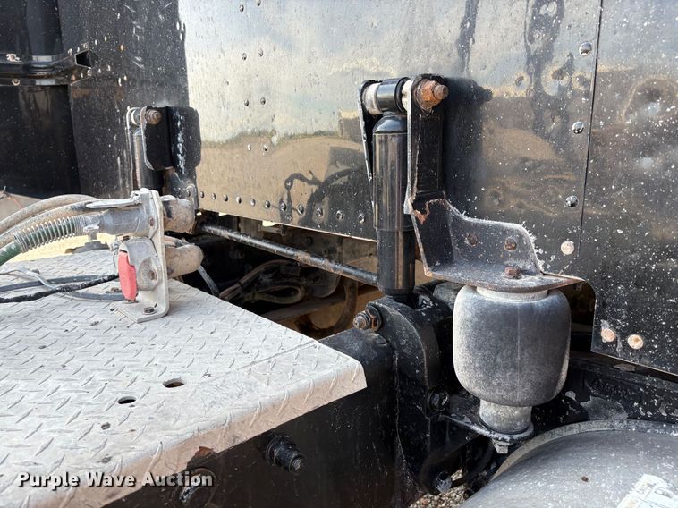 image for item EM0537 2006 Peterbilt 379 semi truck