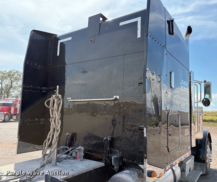 image for item EM0537 2006 Peterbilt 379 semi truck