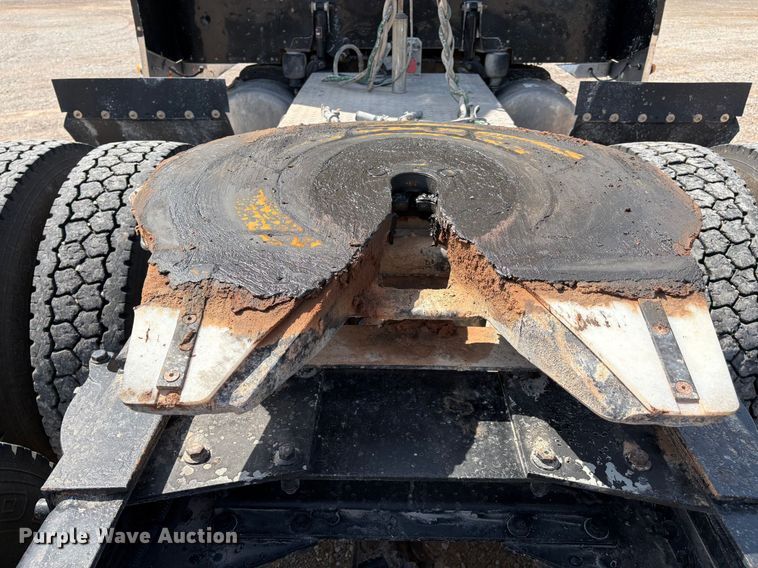 image for item EM0537 2006 Peterbilt 379 semi truck