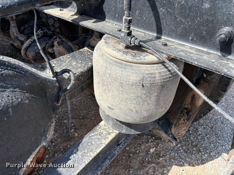 image for item EM0537 2006 Peterbilt 379 semi truck