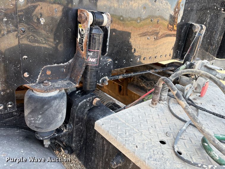 image for item EM0537 2006 Peterbilt 379 semi truck