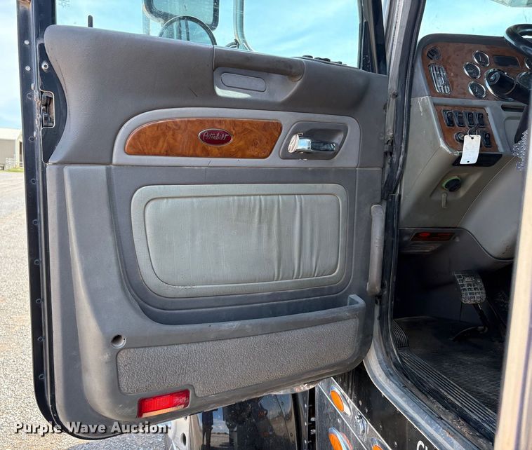 image for item EM0537 2006 Peterbilt 379 semi truck