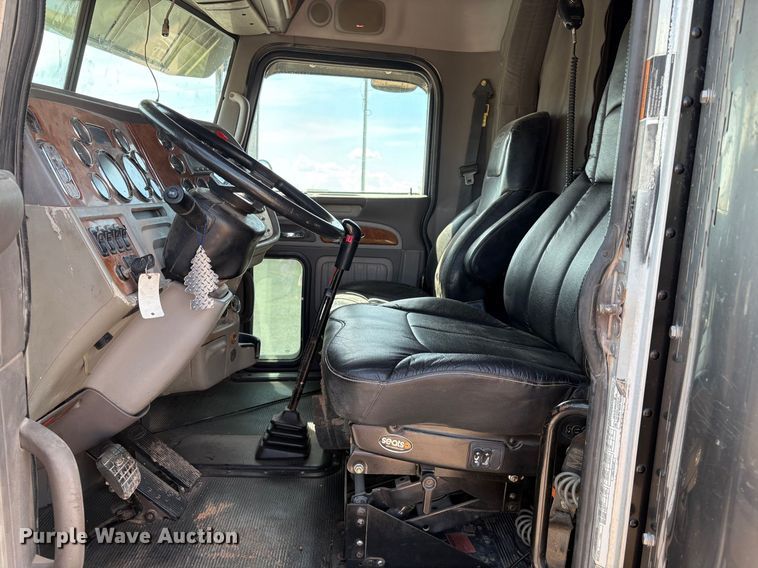 image for item EM0537 2006 Peterbilt 379 semi truck