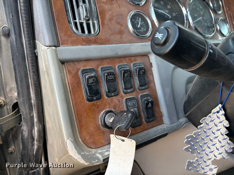 image for item EM0537 2006 Peterbilt 379 semi truck