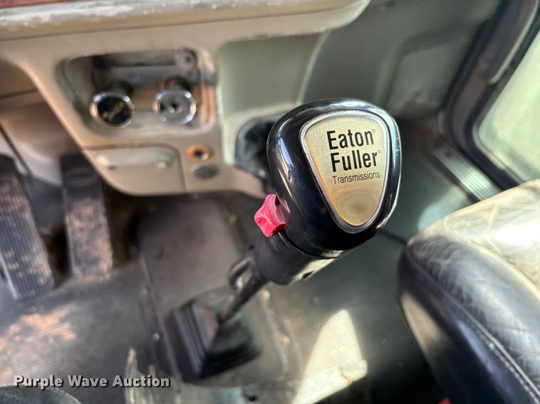 image for item EM0537 2006 Peterbilt 379 semi truck