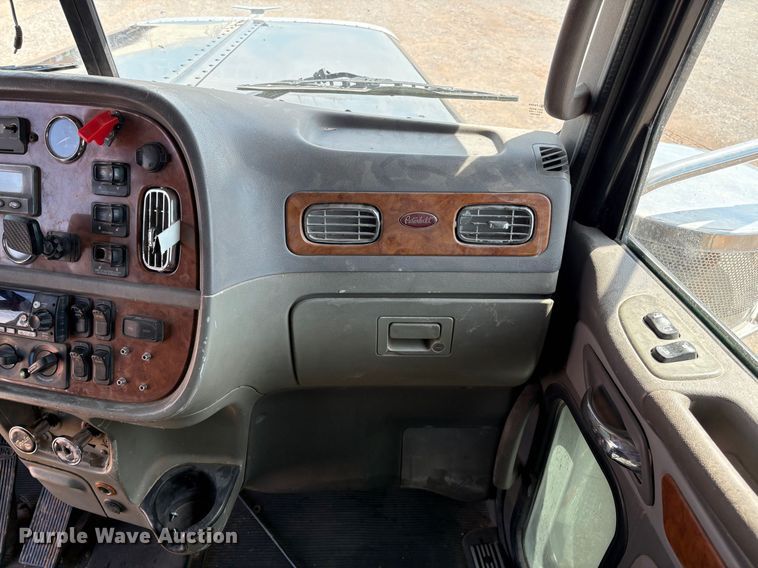 image for item EM0537 2006 Peterbilt 379 semi truck