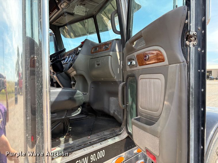 image for item EM0537 2006 Peterbilt 379 semi truck