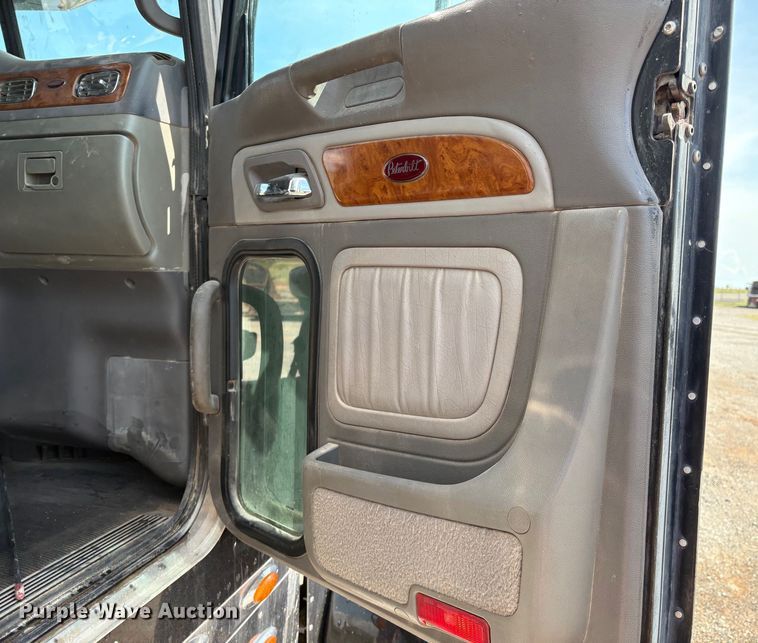 image for item EM0537 2006 Peterbilt 379 semi truck