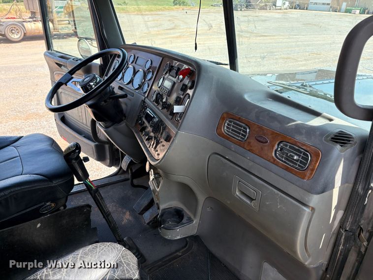 image for item EM0537 2006 Peterbilt 379 semi truck