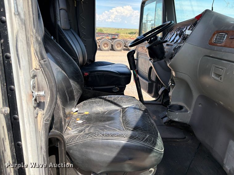 image for item EM0537 2006 Peterbilt 379 semi truck