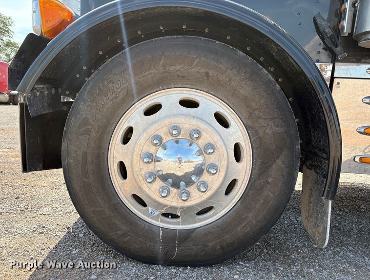 image for item EM0537 2006 Peterbilt 379 semi truck