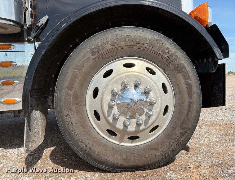 image for item EM0537 2006 Peterbilt 379 semi truck