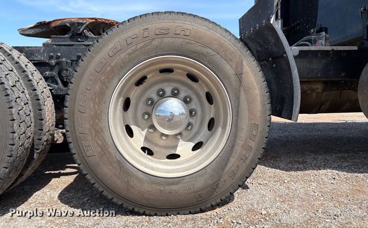 image for item EM0537 2006 Peterbilt 379 semi truck