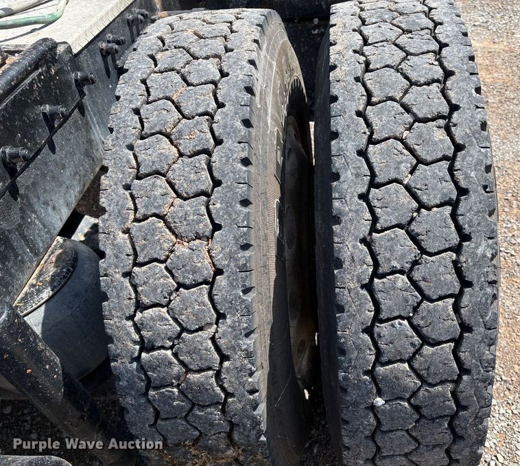 image for item EM0537 2006 Peterbilt 379 semi truck