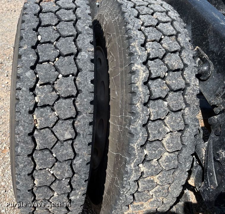 image for item EM0537 2006 Peterbilt 379 semi truck