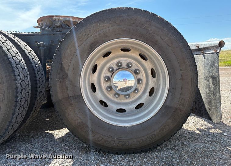 image for item EM0537 2006 Peterbilt 379 semi truck