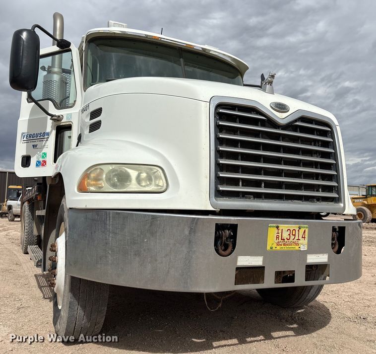 image for item EM0581 2004 Mack CX613 flatbed truck