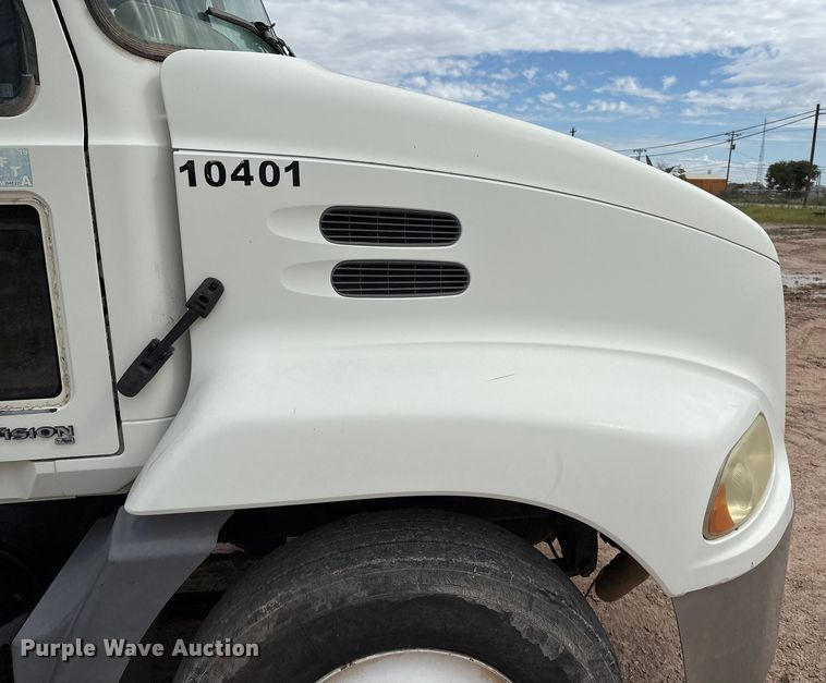 image for item EM0581 2004 Mack CX613 flatbed truck