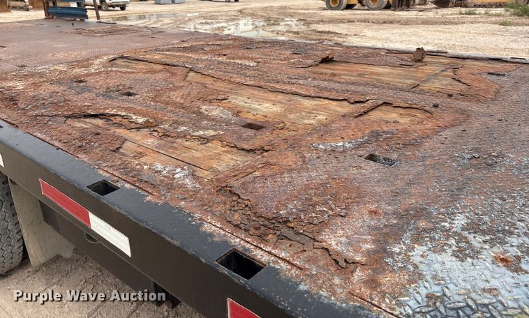 image for item EM0581 2004 Mack CX613 flatbed truck