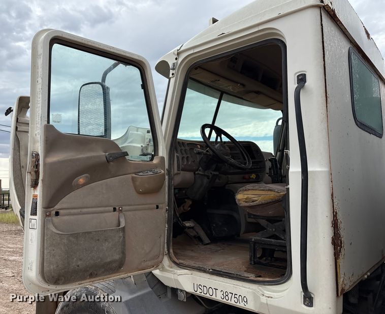 image for item EM0581 2004 Mack CX613 flatbed truck