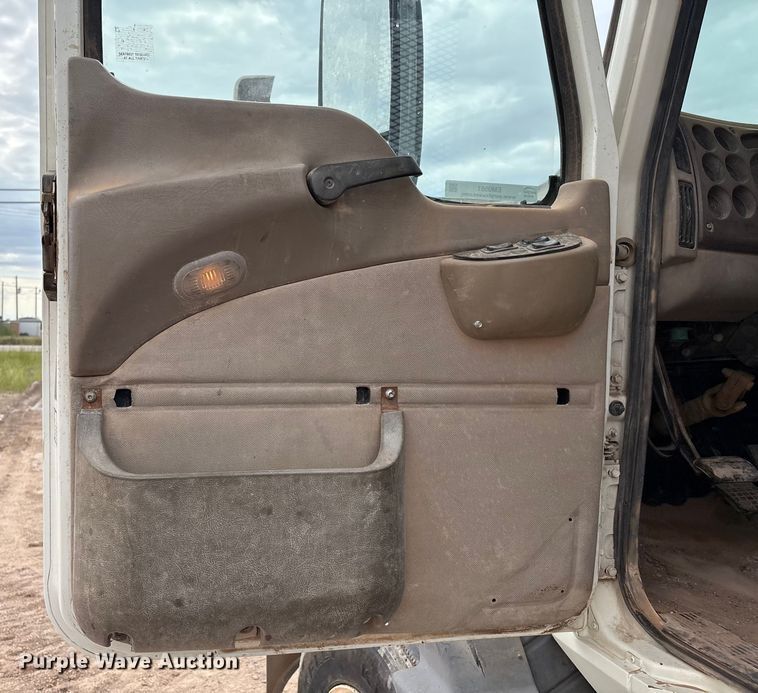 image for item EM0581 2004 Mack CX613 flatbed truck