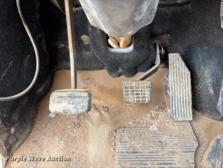 image for item EM0581 2004 Mack CX613 flatbed truck