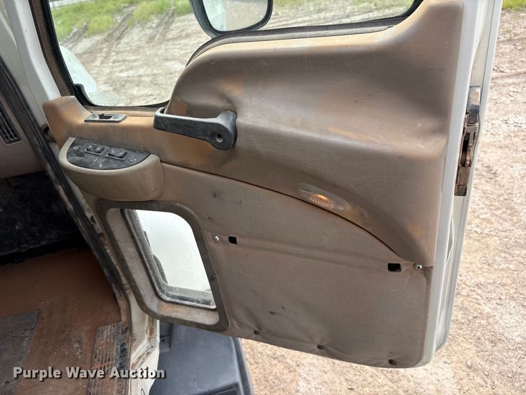 image for item EM0581 2004 Mack CX613 flatbed truck